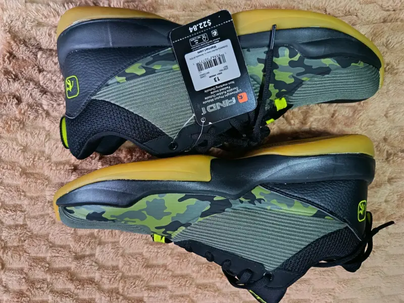Zapatillas deportivas negras con diseño camuflaje