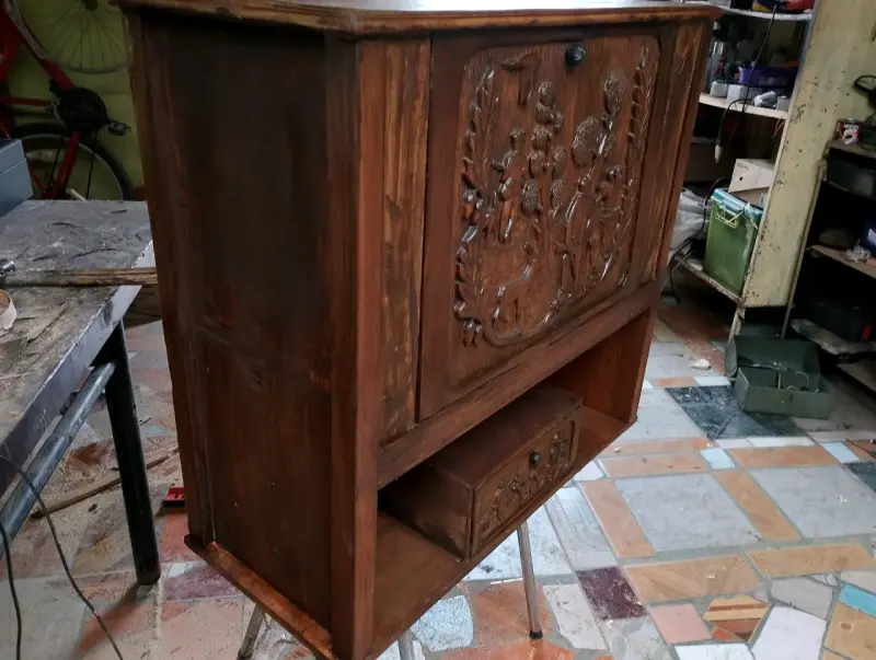 Mueble de madera tallada con diseño rústico - 1