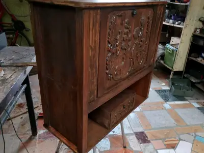 Mueble de madera tallada con diseño rústico - miniatura 1
