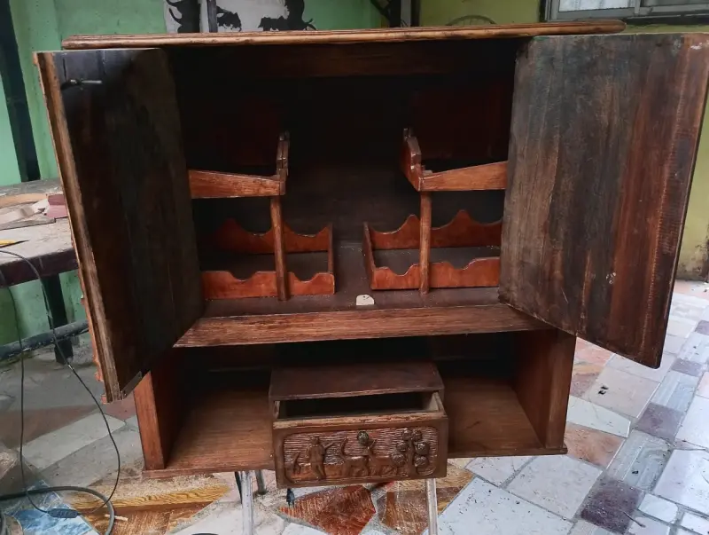 Mueble de madera tallada con diseño rústico - 3