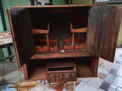 Mueble de madera tallada con diseño rústico - miniatura 3