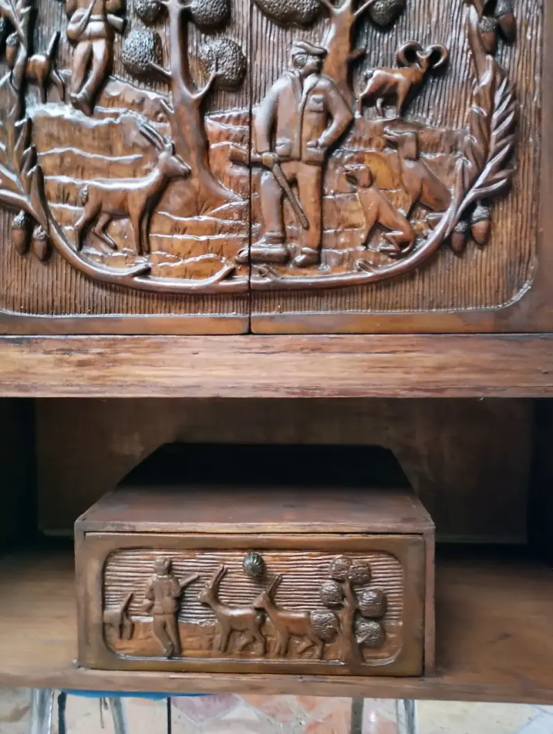 Mueble de madera tallada con diseño rústico - 4