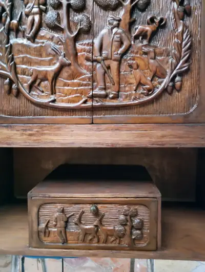 Mueble de madera tallada con diseño rústico - miniatura 4