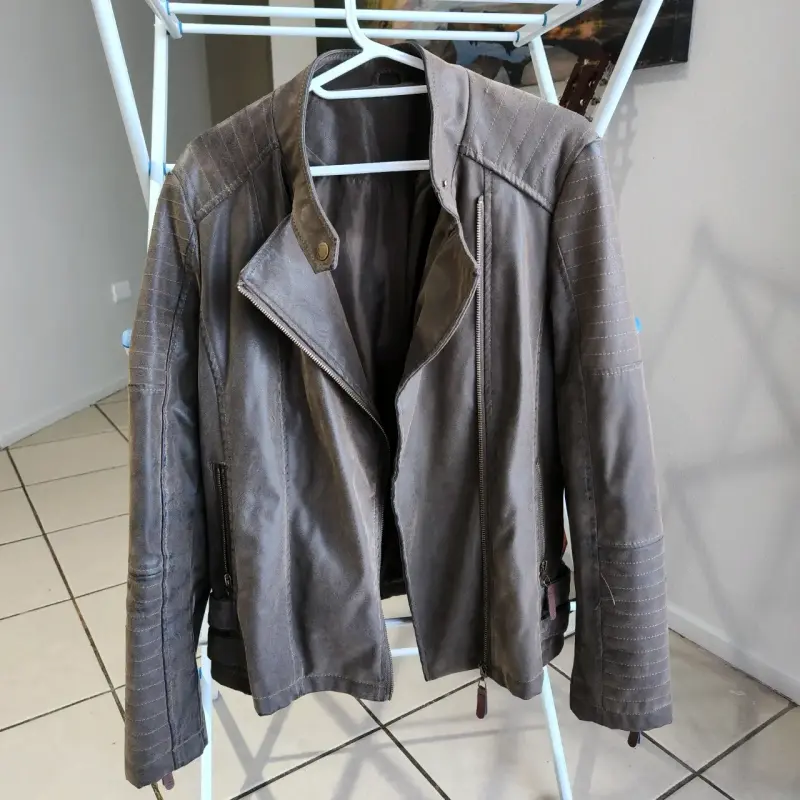 Chaqueta de cuero sintético gris para mujer