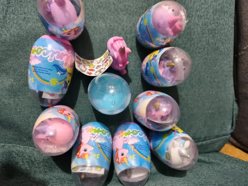 Juguetes de unicornio en cápsulas sorpresa - 1