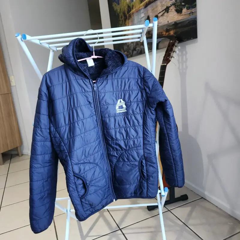 Chaqueta acolchada azul con capucha