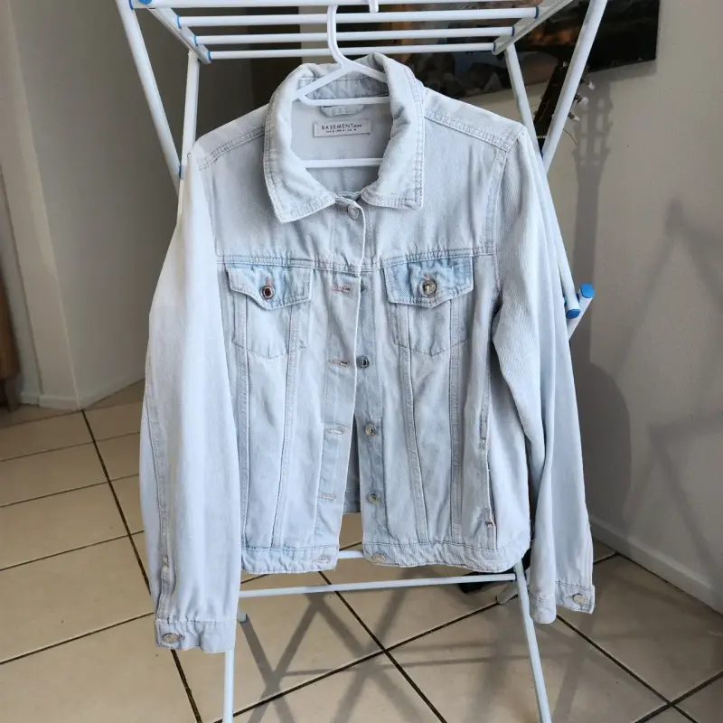 Chaqueta de mezclilla clara para mujer Basement