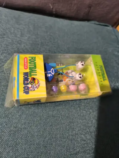 Audífonos temáticos de fútbol con diseño de balón - miniatura 1