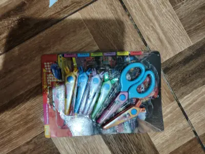 Set de tijeras infantiles con personajes - miniatura 4