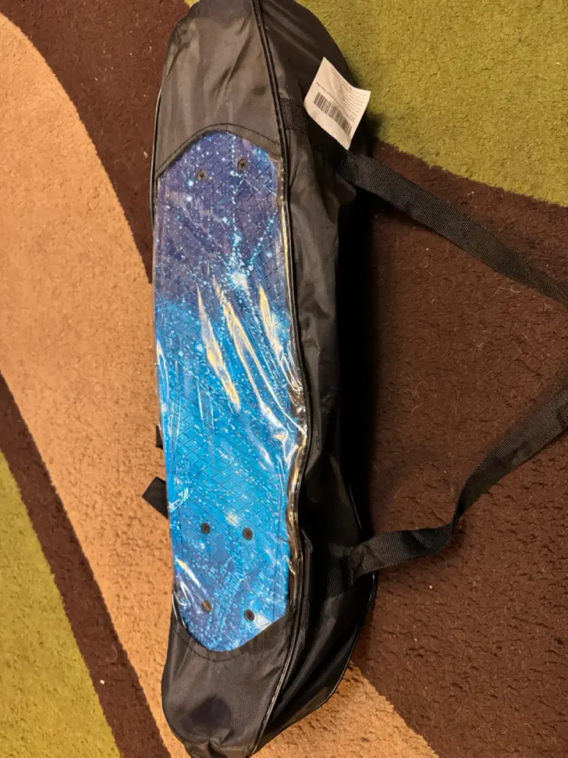 Skateboard azul con diseño estelar y bolsa de transporte - 1