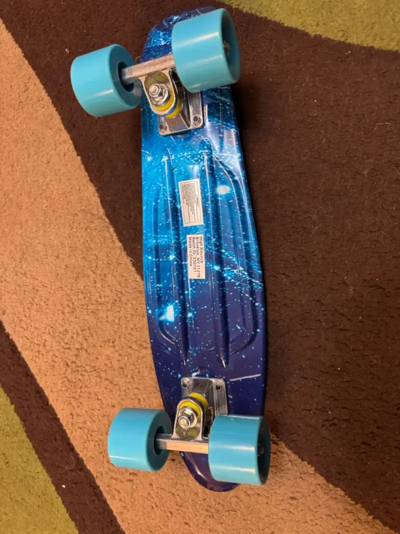 Skateboard azul con diseño estelar y bolsa de transporte - 2