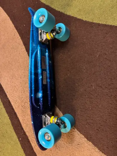 Skateboard azul con diseño estelar y bolsa de transporte - miniatura 3