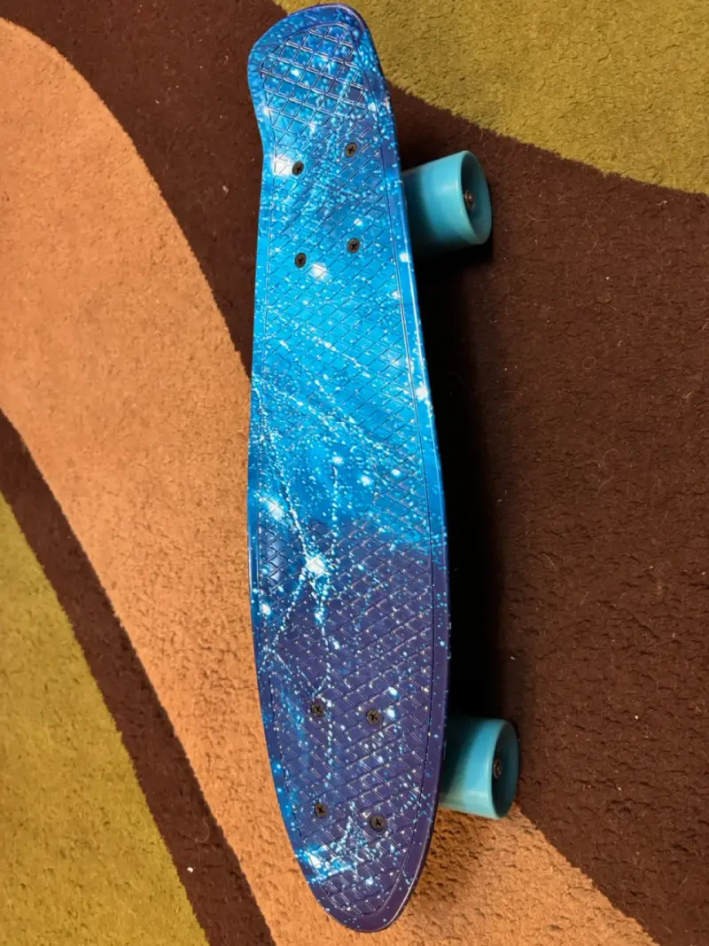 Skateboard azul con diseño estelar y bolsa de transporte - 4