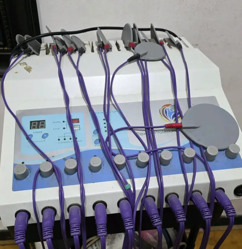 Máquina de electroestimulación profesional con cables