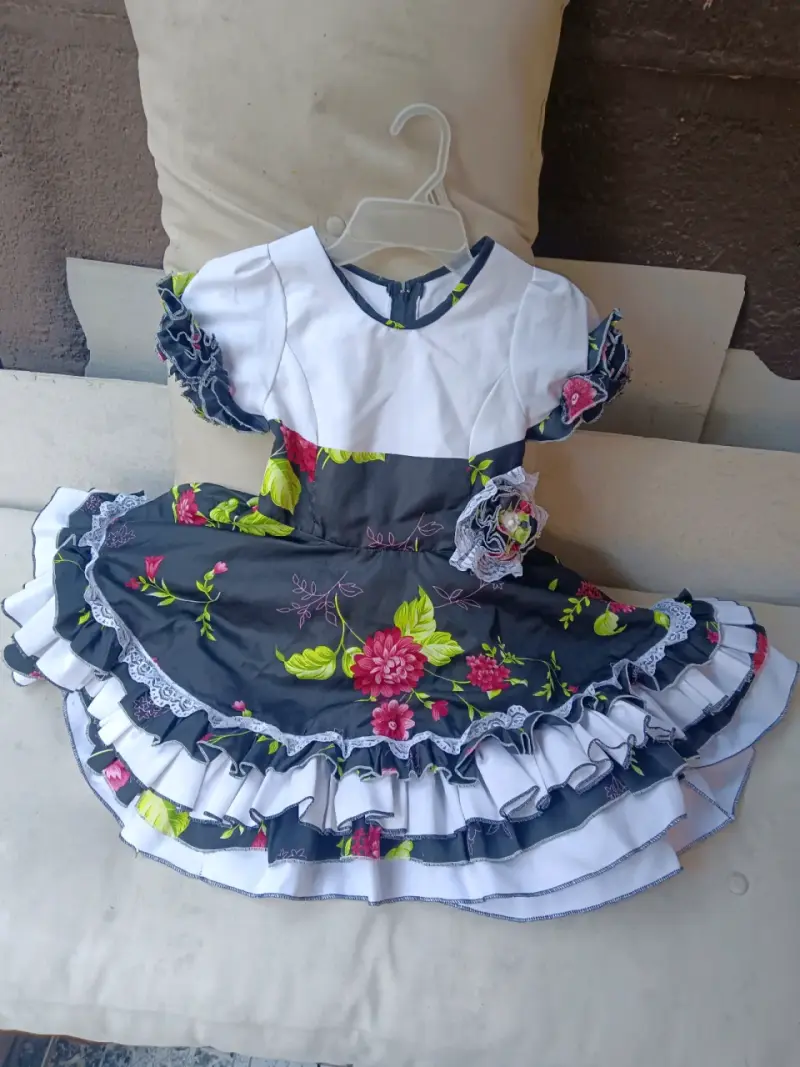 Vestido de niña con diseño floral y volantes - 1