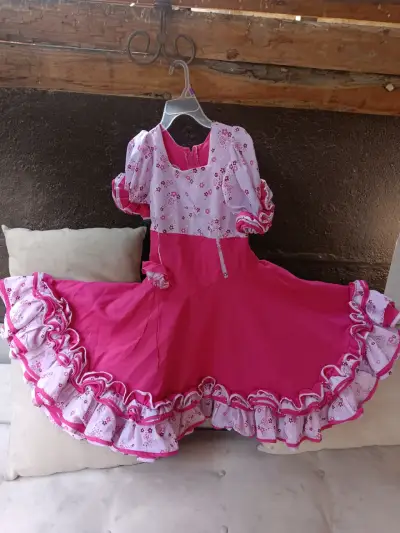 Vestido de niña con diseño floral y volantes - miniatura 2