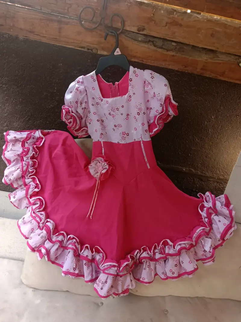 Vestido de niña con diseño floral y volantes - 3