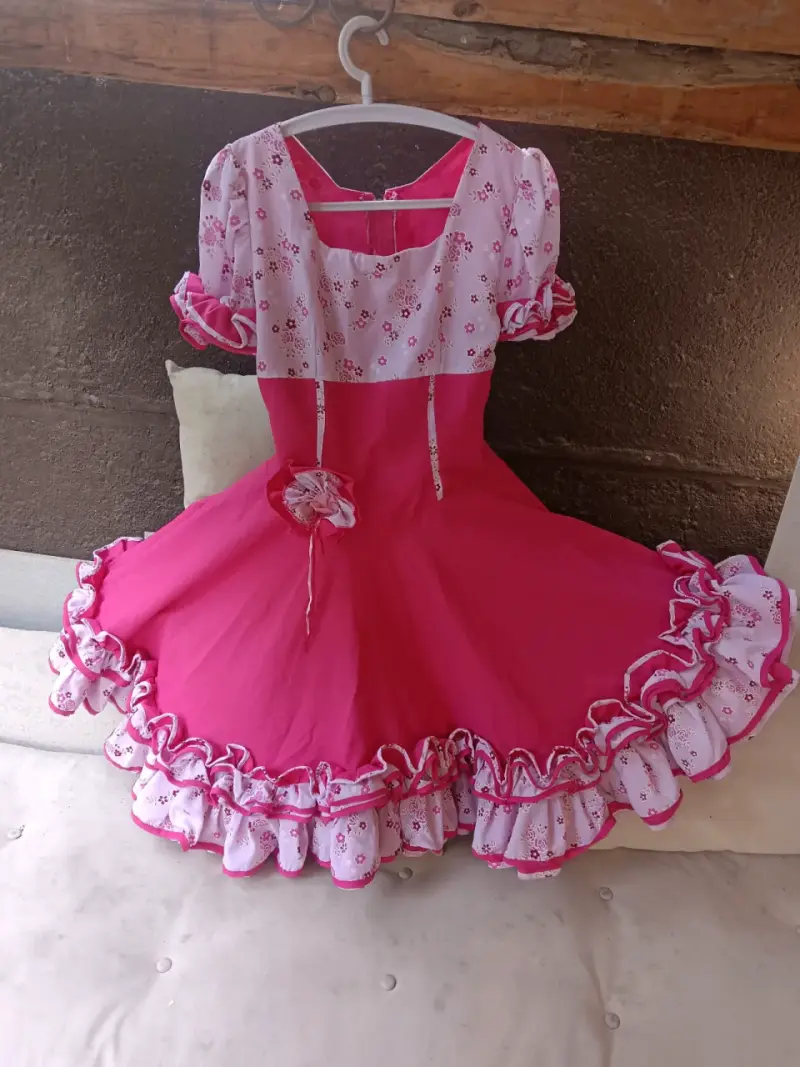 Vestido de niña con diseño floral y volantes - 6