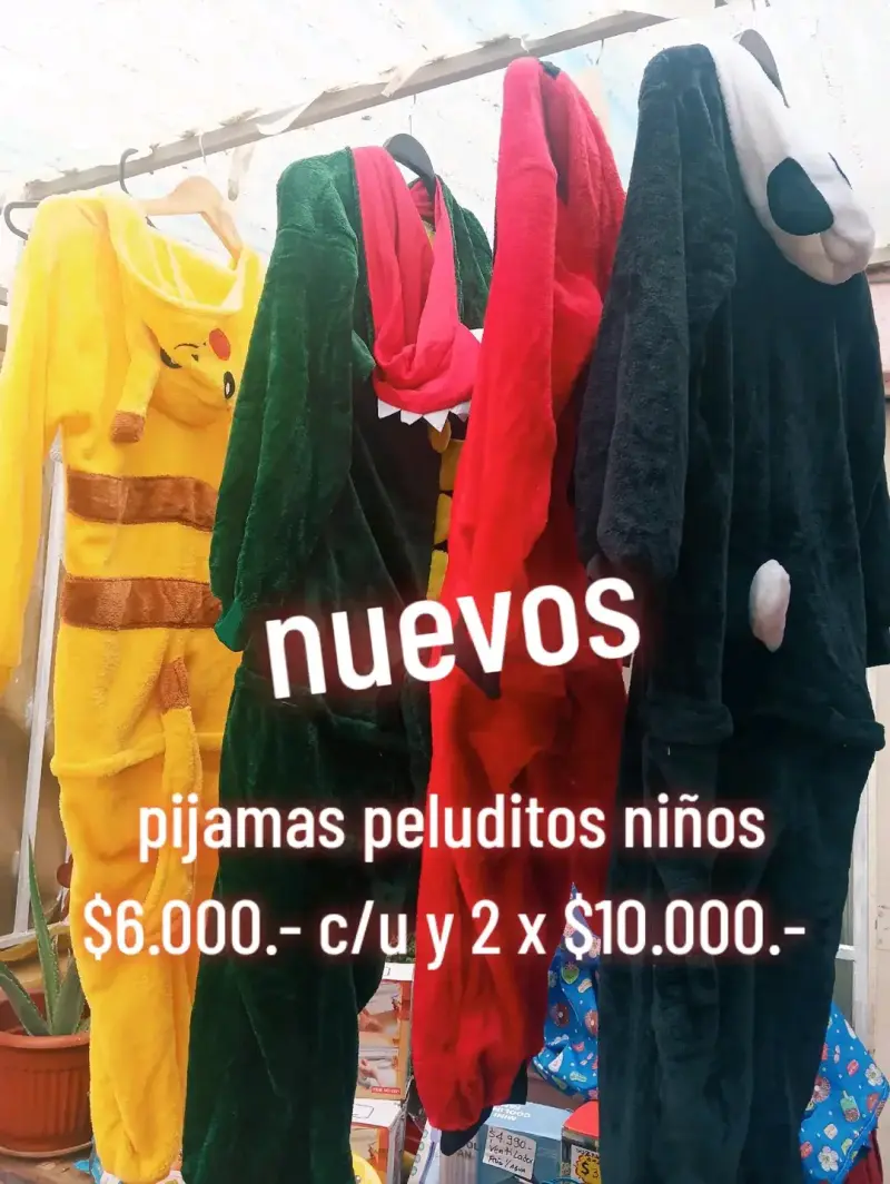 Pijamas peluditos para niños con diseño de personajes