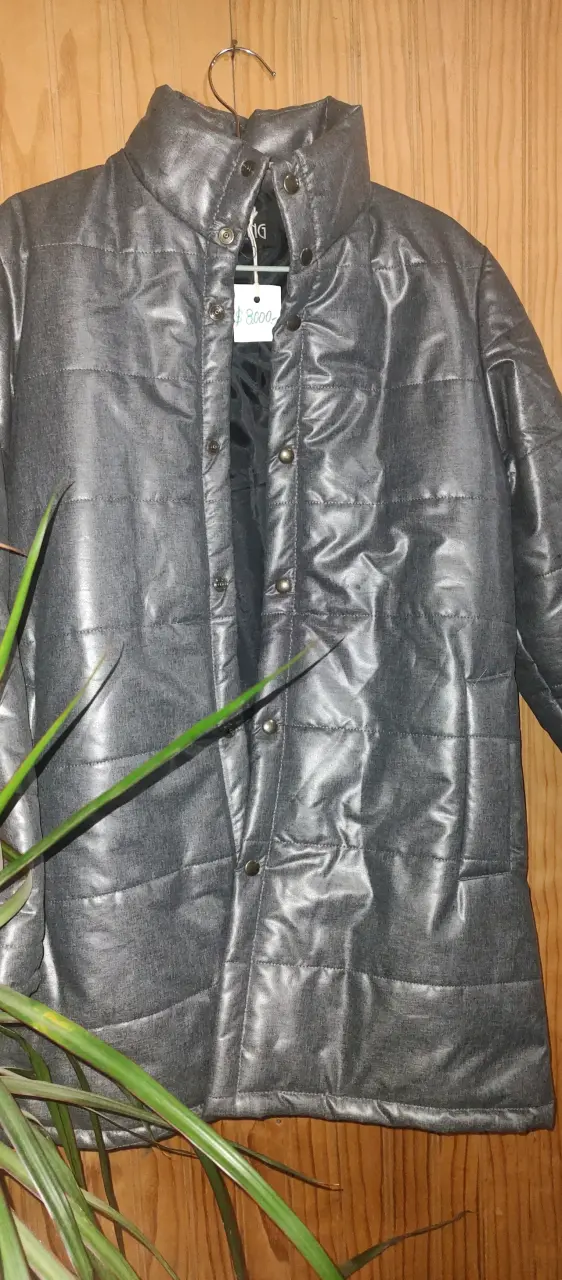 Chaqueta acolchada gris para mujer