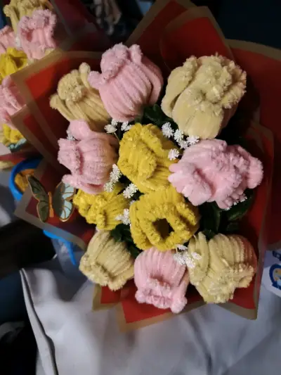 Ramo de flores artificiales de felpa en colores pastel - miniatura 1
