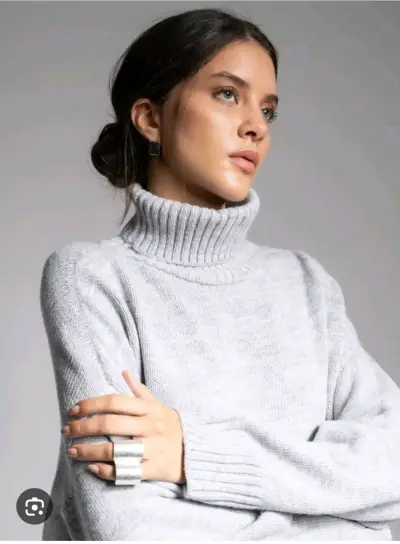 Suéter de cuello alto gris para mujer - miniatura 1