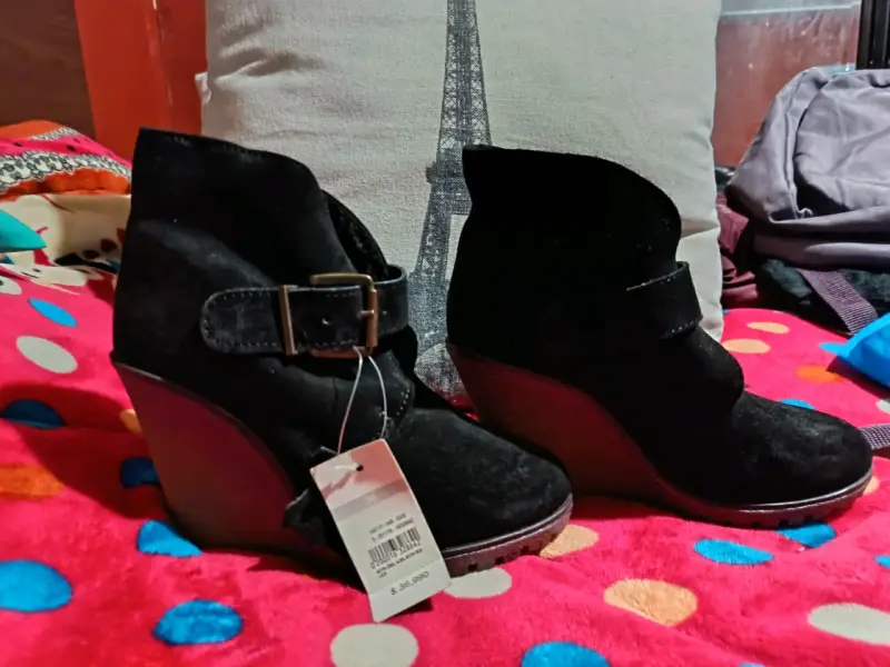 Botines negros de gamuza con tacón de cuña
