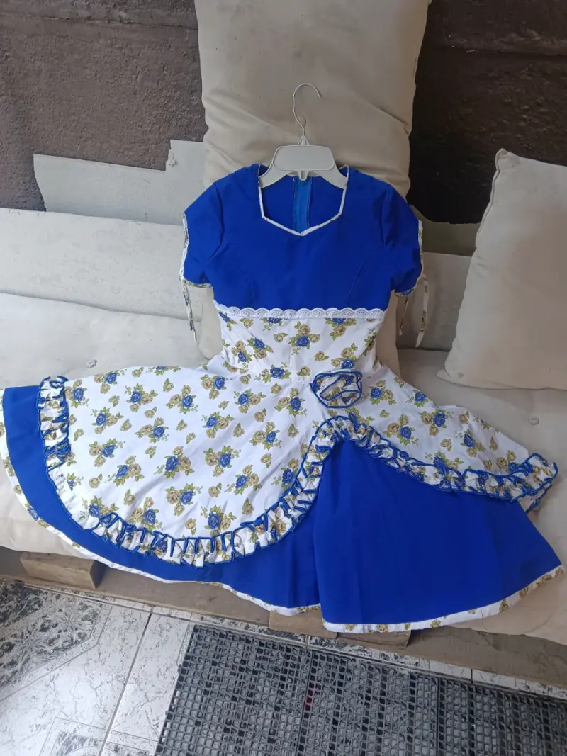 Vestido folclórico azul con estampado floral - 1