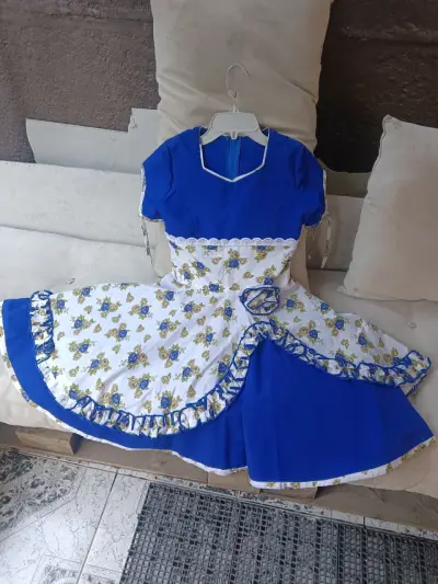 Vestido folclórico azul con estampado floral - miniatura 1
