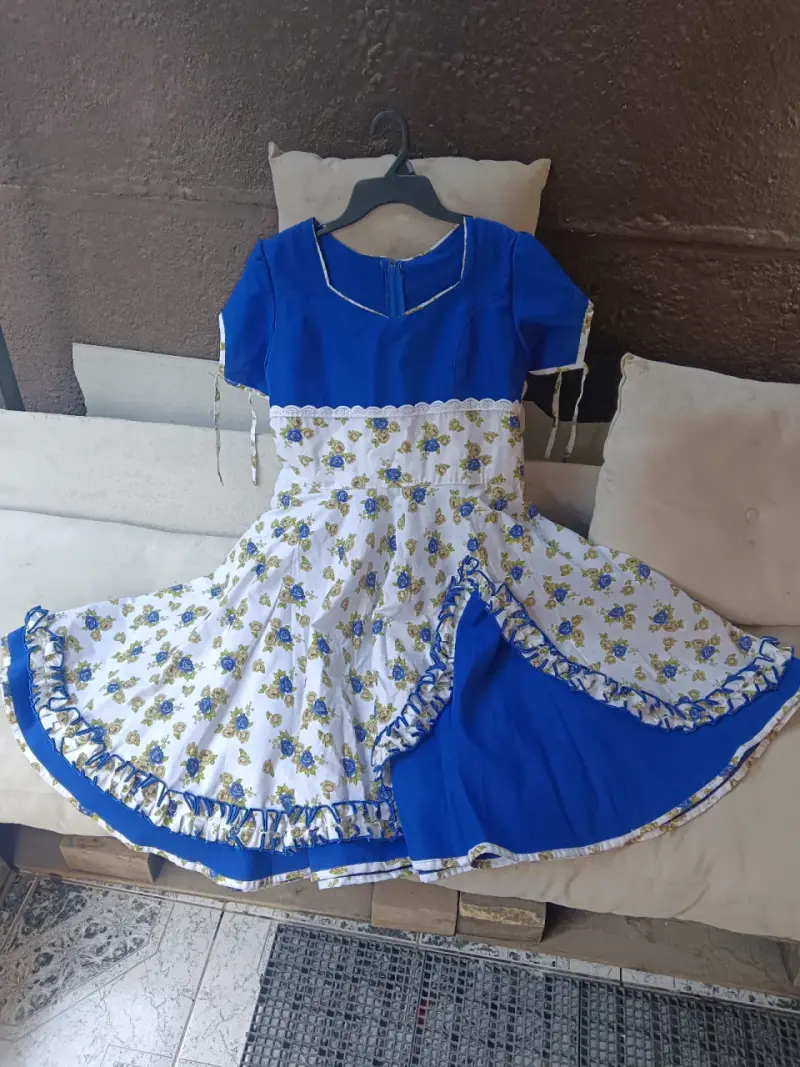Vestido folclórico azul con estampado floral - 2