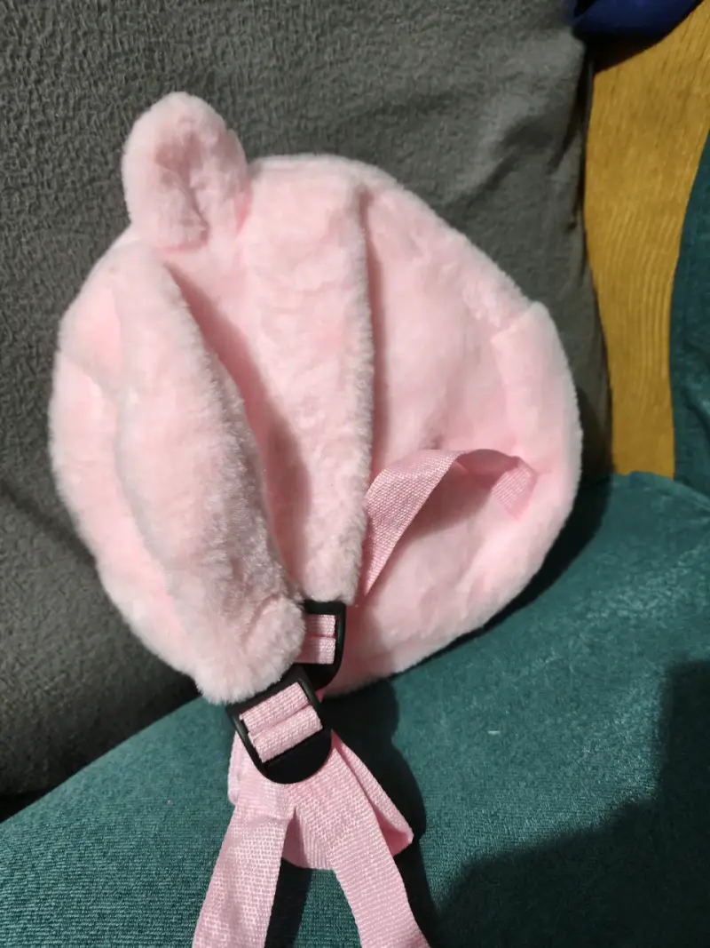 Mochila infantil de peluche rosa con diseño divertido - 1
