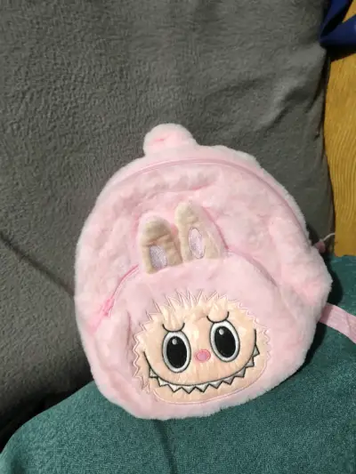 Mochila infantil de peluche rosa con diseño divertido - miniatura 2