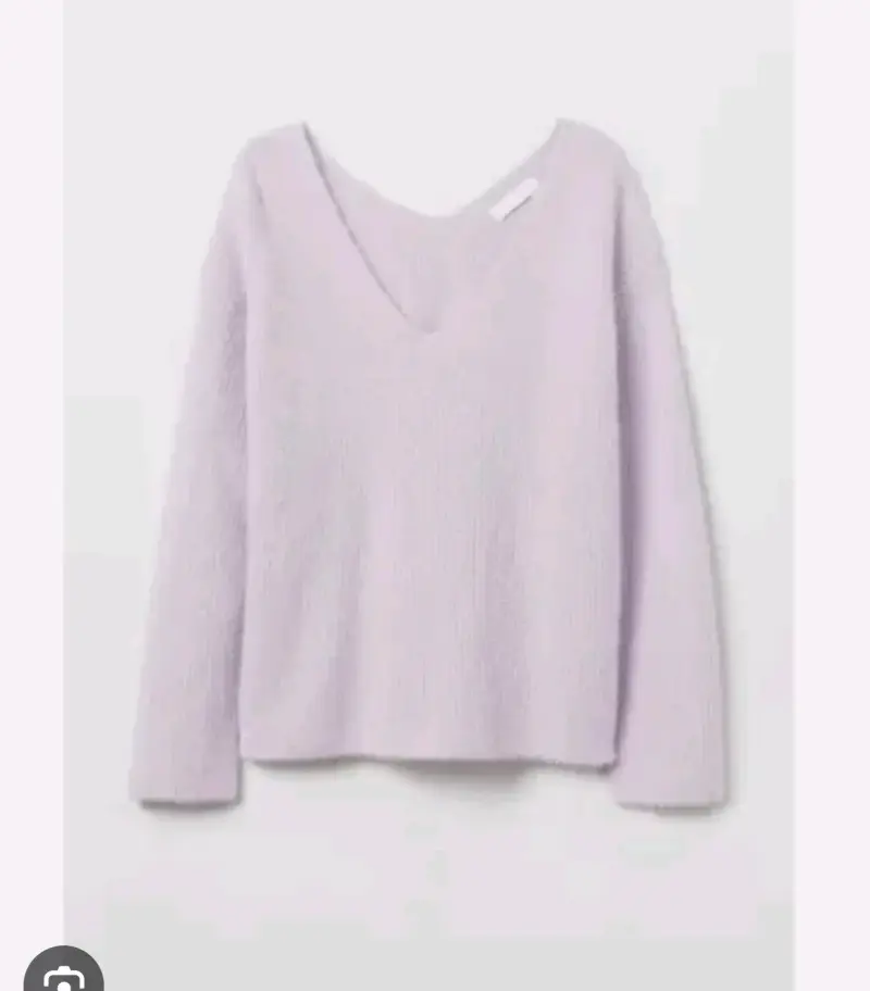 Suéter de mujer color lila con cuello en V