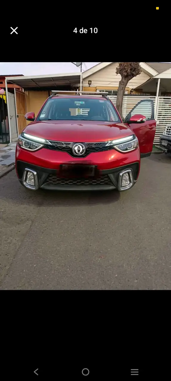 SUV rojo en buen estado con interior moderno