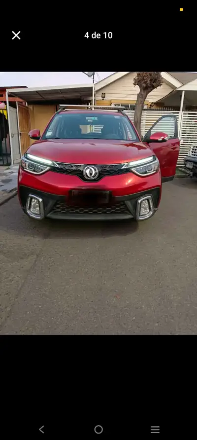 SUV rojo en buen estado con interior moderno - miniatura 1