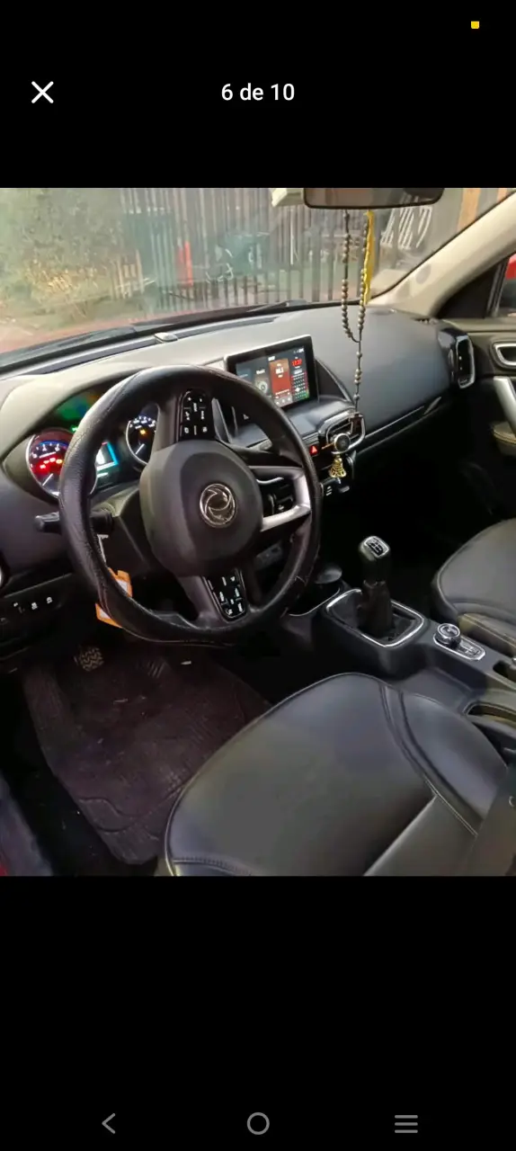 SUV rojo en buen estado con interior moderno - 2