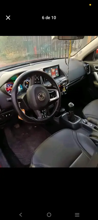 SUV rojo en buen estado con interior moderno - miniatura 2