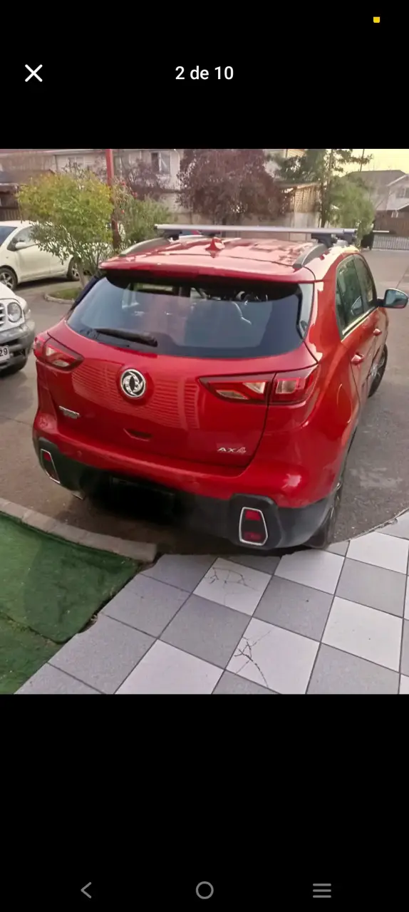 SUV rojo en buen estado con interior moderno - 3
