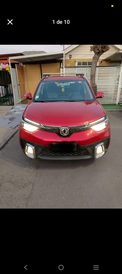 SUV rojo en buen estado con interior moderno - miniatura 4