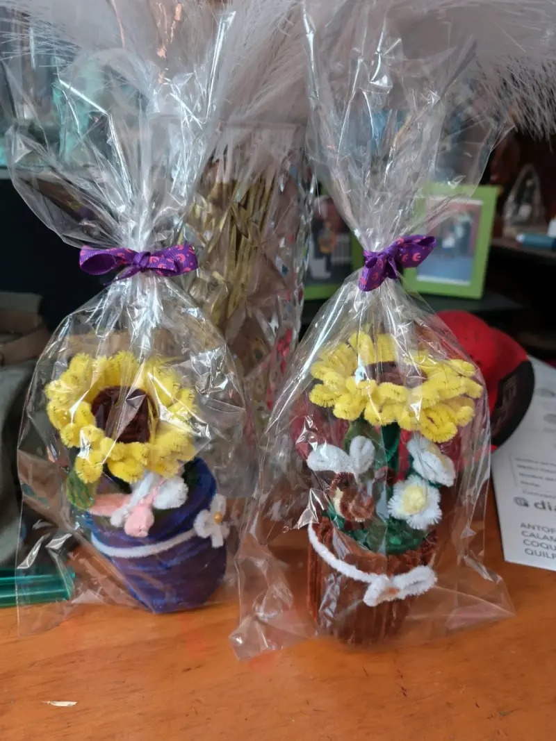 Decoración de flores de chenille en maceta