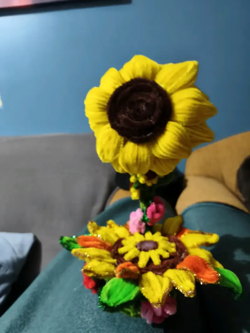 Decoración de girasol artesanal en limpiapipas