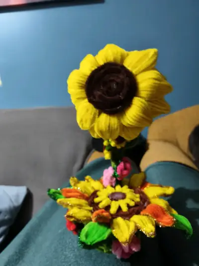 Decoración de girasol artesanal en limpiapipas - miniatura 1