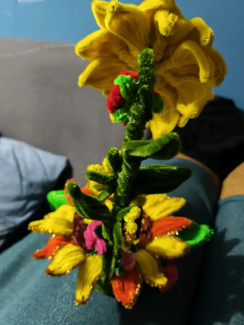 Decoración de girasol artesanal en limpiapipas - 2