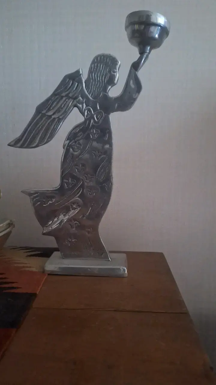 Figura decorativa de ángel en metal