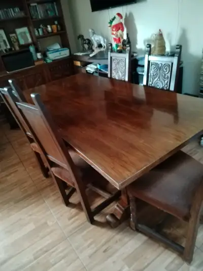 Mesa de comedor de madera con 8 sillas talladas - miniatura 1