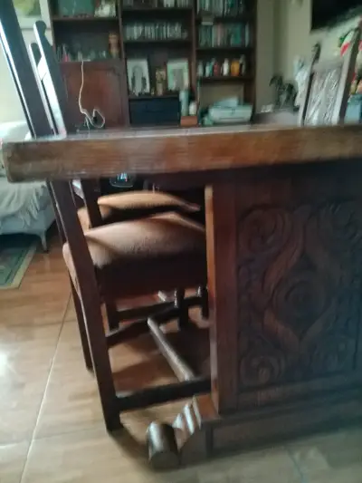 Mesa de comedor de madera con 8 sillas talladas - miniatura 2