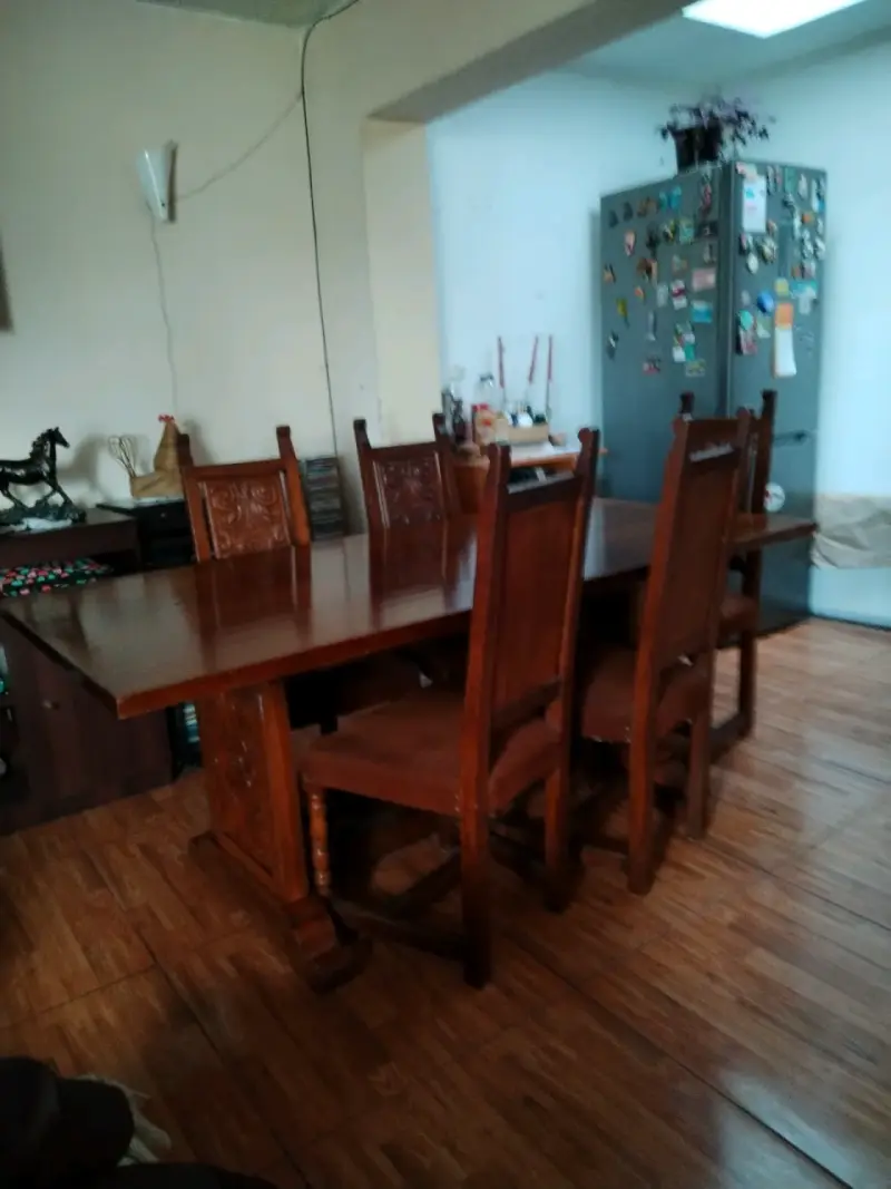 Mesa de comedor de madera con 8 sillas talladas - 3