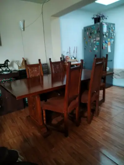 Mesa de comedor de madera con 8 sillas talladas - miniatura 3