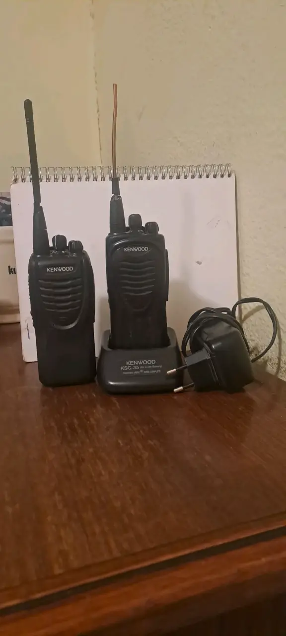 Walkie Talkies Kenwood con Cargador - 2