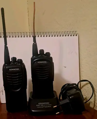 Walkie Talkies Kenwood con Cargador - miniatura 3